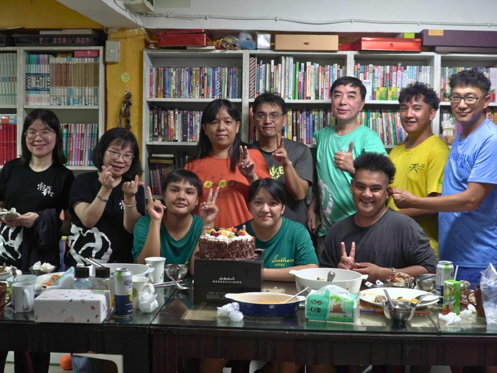 肯愛守護台東生病痛痛的家庭及兒童已邁入第三年。我們堅持定期前往偏遠部落，看望和關懷那裡的病患家庭，盡力減輕他們的困難和挑戰。